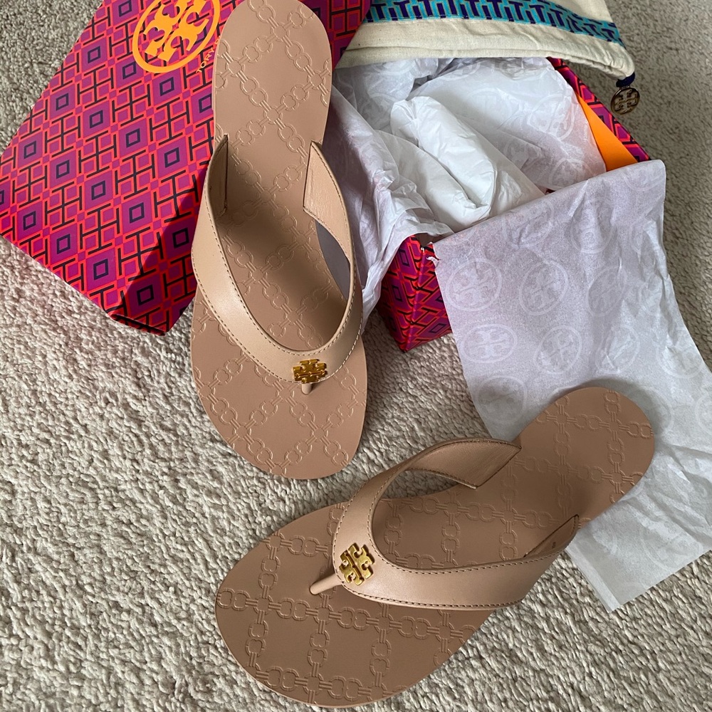 Tory Burch Monroe Thong Sandal Light makeup
